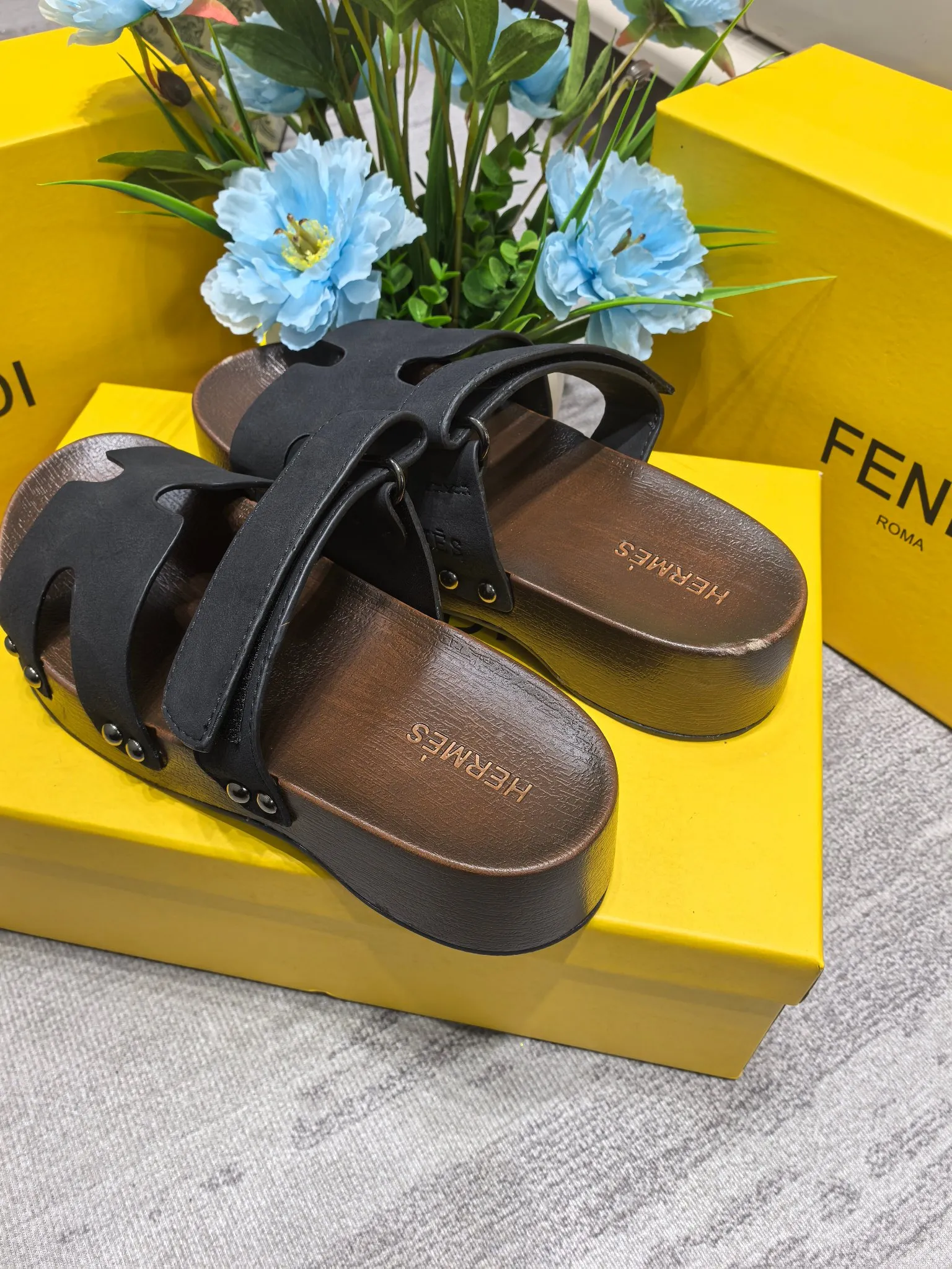 👟👟Ex-factory price 480👟👟Hermes second uncle clog slippers, original development + British retro design, classic and durable! The ultimate 1:1 body shape, imported high-end fabrics showing exquisite texture! Customized A-grade wood sole with mold opening and luxurious packaging! - Unique quality, 35-40 41 42 customized, non-refundable and non-exchangeable